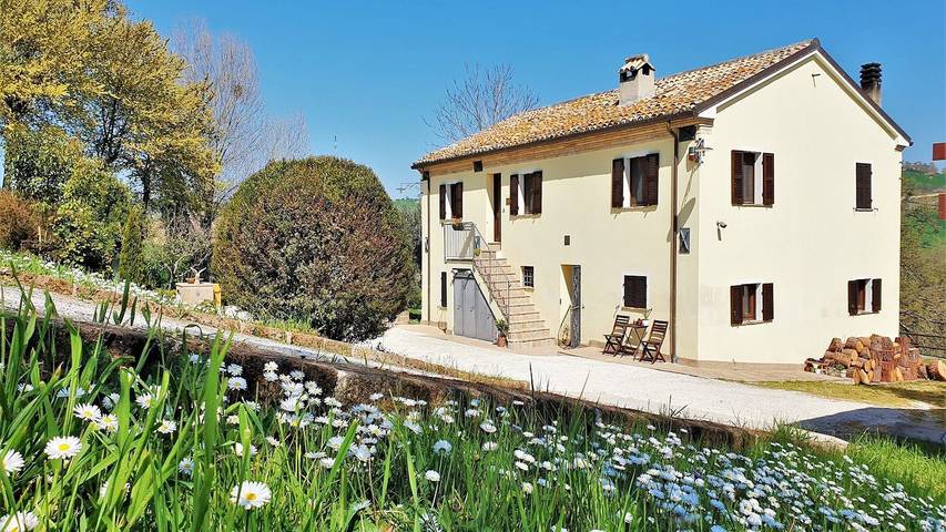 Casa vacanza per 8 persone, con giardino e piscina in Filottrano
