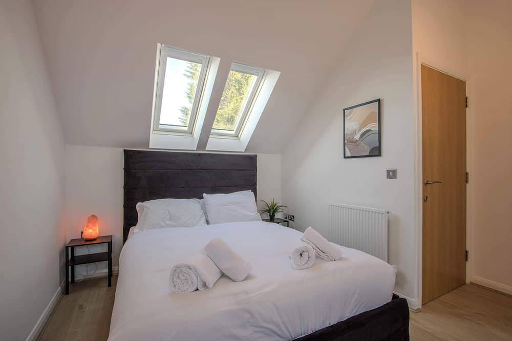 Modern 2-Bed House In Swinton - Private Parking in Greater Manchester