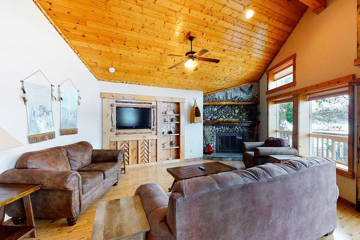 Vacation rental for 24 people, with balcony and yard, with pets in Bass Lake