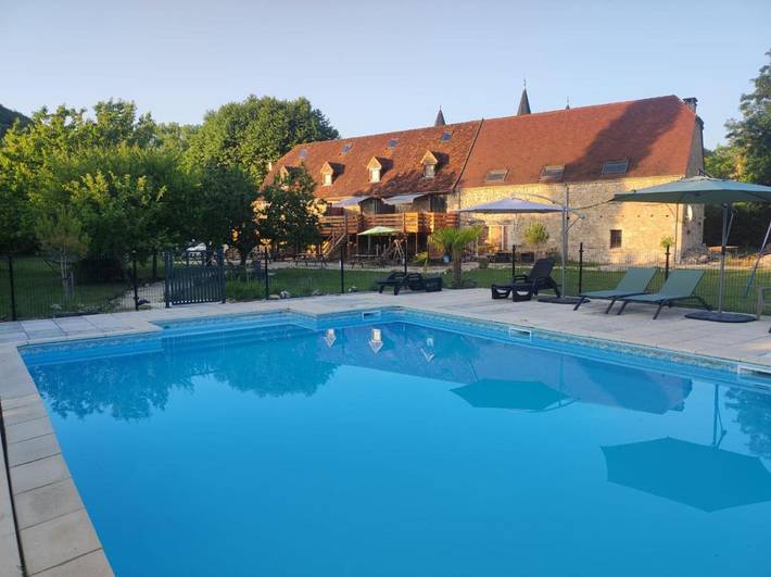Gîte pour 5 personnes, avec piscine ainsi que jardin et vue à Concorès