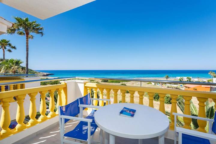 Hôtel pour 3 personnes, avec vue et terrasse ainsi que piscine et bassin pour enfant à Son Bou - 3