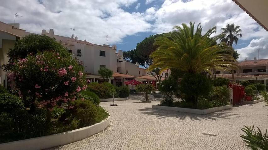 Apartahotel para 6 personas, con piscina además de jardín y vistas en Albufeira