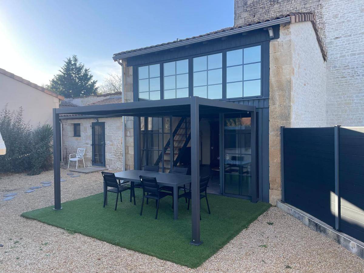 Two-Bedroom House in Saint-Gelais, Région de Niort