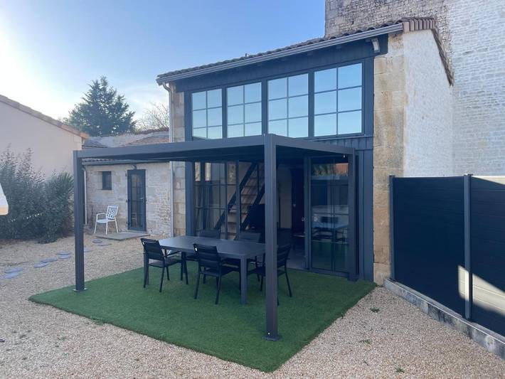 Location de vacances pour 5 personnes, avec piscine ainsi que vue et jardin dans Saint-Gelais - 2