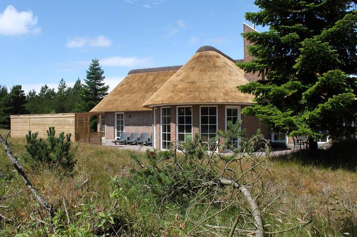 Ferieudlejning for 8 personer, med Terrasse og Jacuzzi samt Sauna i Blåvand
