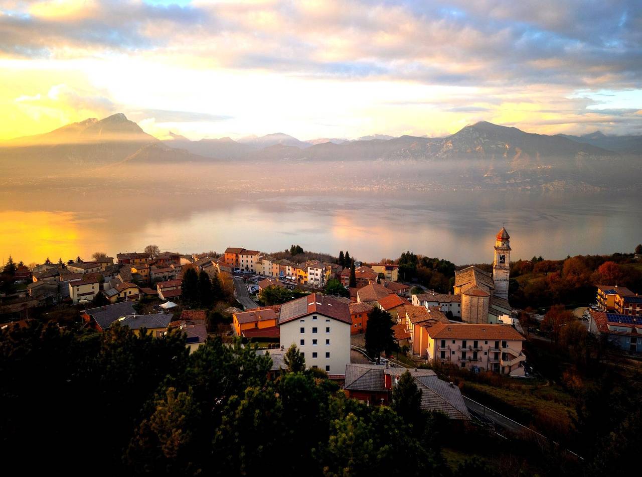 Entire apartment, Apartment 'Giulio's  Piano Terra' with Lake View in San Zeno di Montagna, Garda Mountains