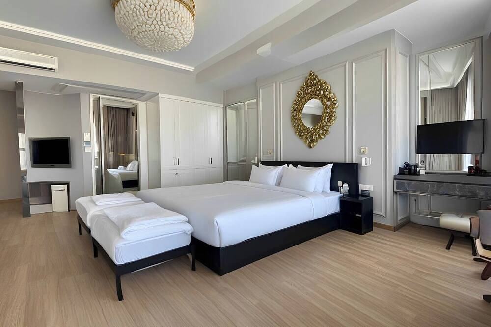 Entire apartment, Spacious 8-bedroom apartment with Wifi, Ac in charming Istanbul in Fatih, Istanbul