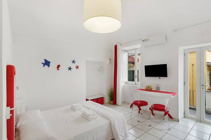 Apartamento entero, Apartamento 'Red Room' con vistas a la montaña, Wi-Fi y aire acondicionado in Meta, Sorrento Coast