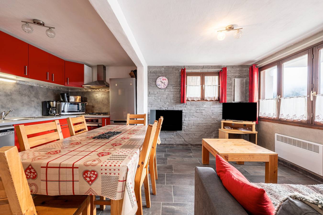Appartement entier, Appartement "Chalet Le Chamois" avec vue sur la montagne, terrasse privée et Wi-Fi in Champagny-en-Vanoise, Parc National de la Vanoise