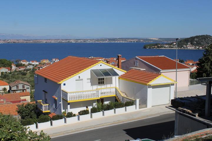 Ganze Wohnung, 1-Zimmer-Ferienwohnung mit Terrasse und Meerblick Preko, Ugljan -b in Preko, Insel Ugljan