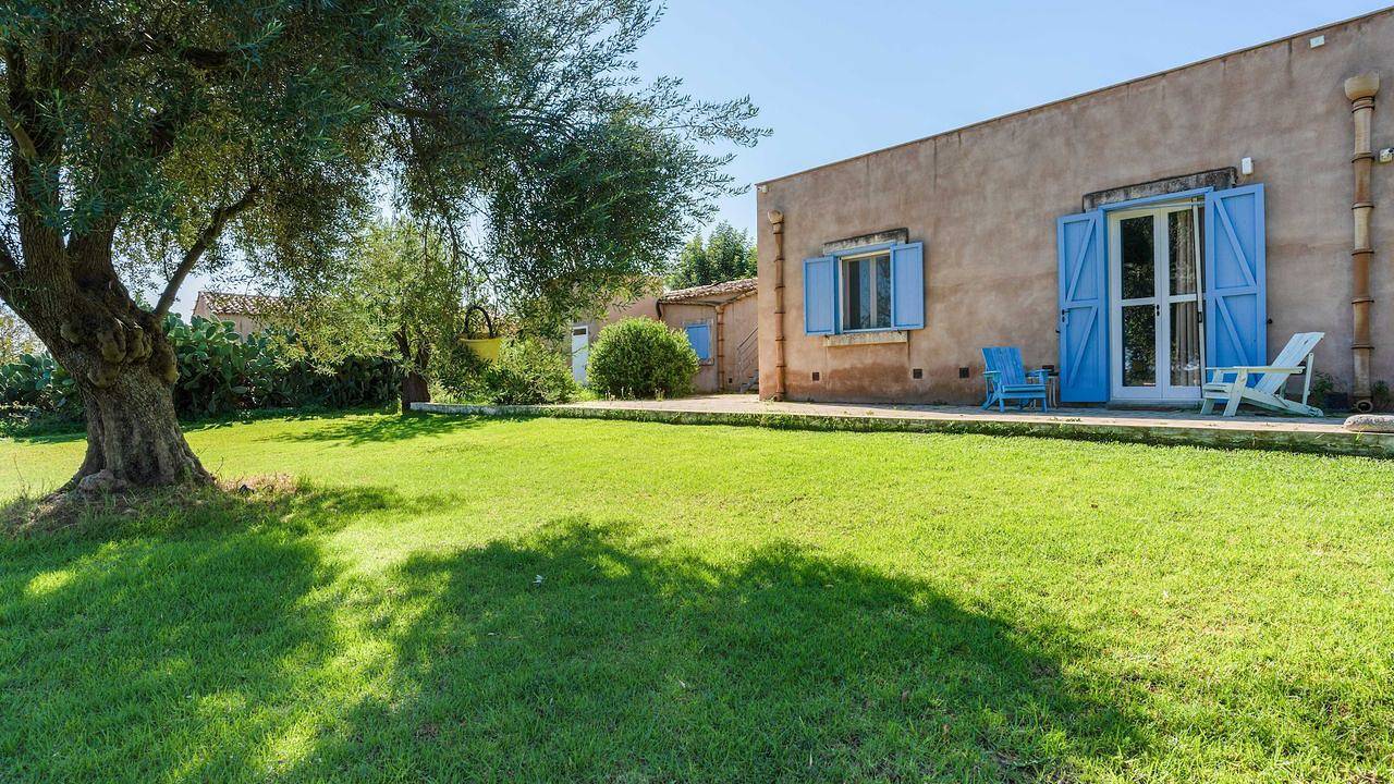 Farm for 17 people with terrace in Noto, Noto region