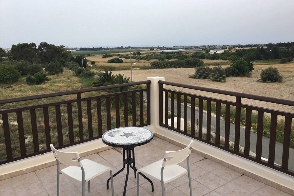 Ganze Wohnung, Penthouse Studio mit Meerblick nahe Flughafen in Larnaca Bezirk