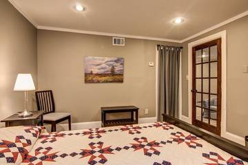 Bungalow for 2 Guests in Atlanta, Fulton County, Picture 3