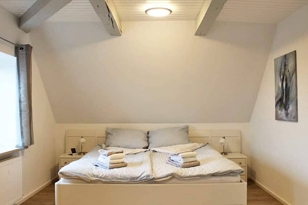 Entire apartment, Cozy 4-star vacation apartment on the top floor with a beautiful view of the St. Nikolai Church in Kappeln and its own terrace in the garden in Kappeln, Kappeln and surroundings