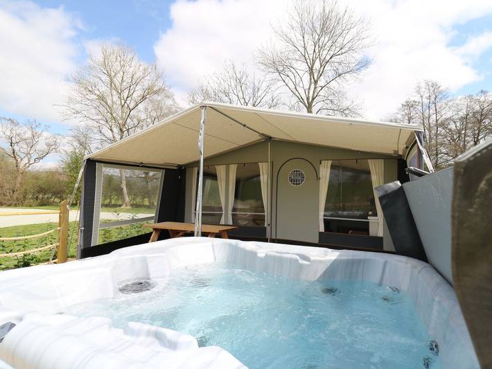 Camping for 7 people, with hot tub in Mid-Wales