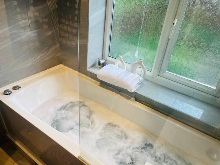 Holiday rental for 2 people, with garden and hot tub in Stoke-on-Trent