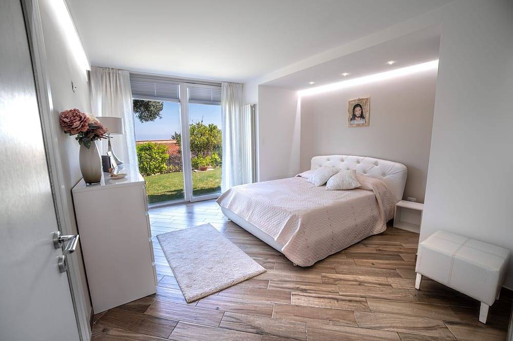 Villa with pool, 3 km's away from the sea, stunning 180° view on the sea in Carini, Palermo Province