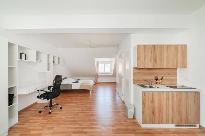 Ferienwohnung, mit Ausblick in Wiener Neustadt