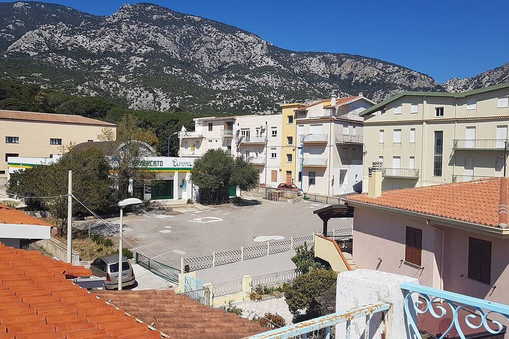 Apartamento entero, Apartamento con vistas al mar y aparcamiento gratuito en el patio a 30 metros del mar en Oferta in Cala Gonone, Dorgali