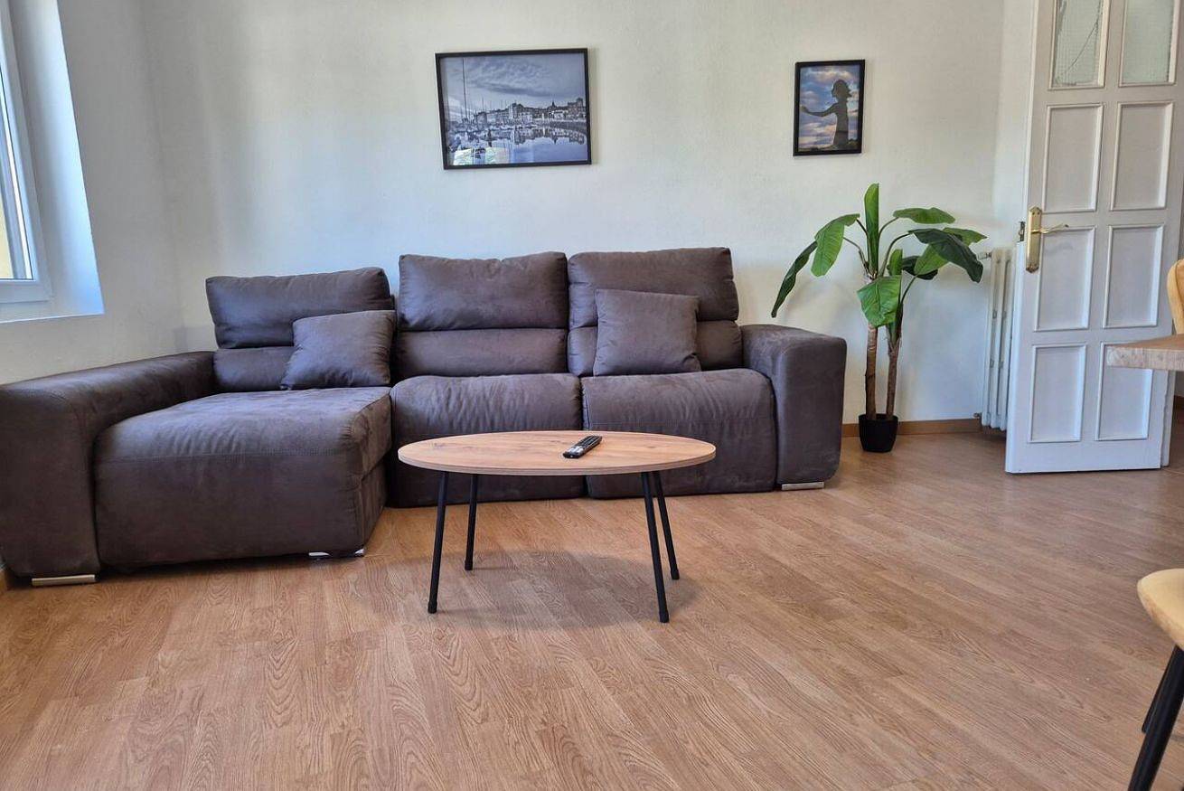 Ganze Wohnung, Chic City Apt: Wi-Fi, Dishwasher, Washer/Dryer in Oviedo, Cordillera Cantábrica