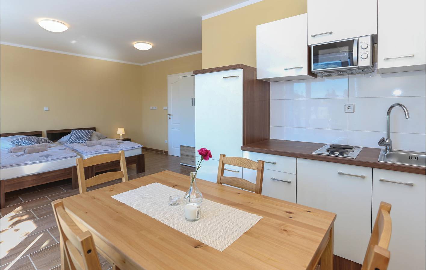 Ganze Ferienwohnung, Gemütliche Wohnung mit Terrasse, WLAN und Parkplatz, 2,5 km vom Strand entfernt in Kastel Stari, Kaštela