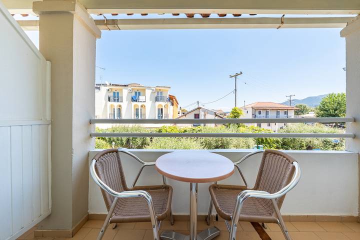 Ferienwohnung für 2 Personen, mit Garten und Kinderpool sowie Balkon in Griechenland