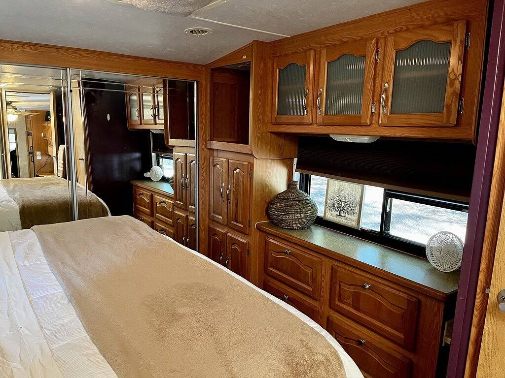 Mountain sunrise views from spacious cozy 5th wheel camper-20 min from Asheville in Buncombe County