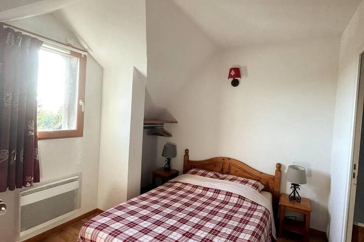 Gîte pour 8 personnes, avec piscine ainsi que jardin et vue dans Lac Pavin - 4