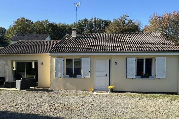 Location de vacances pour 6 personnes, avec terrasse et jardin à Bersac-sur-Rivalier