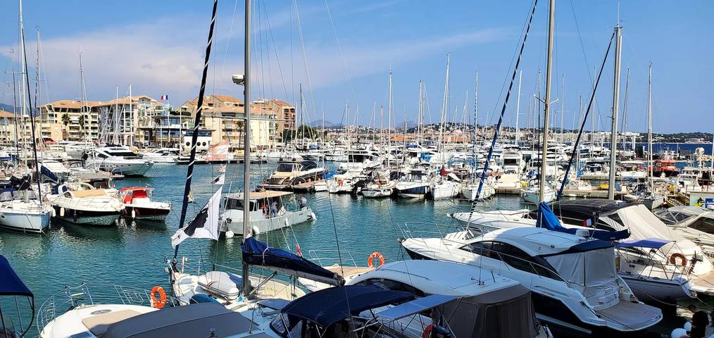 Gîte pour 6 personnes, avec piscine et balcon, animaux acceptés dans Plage du Port Fréjus