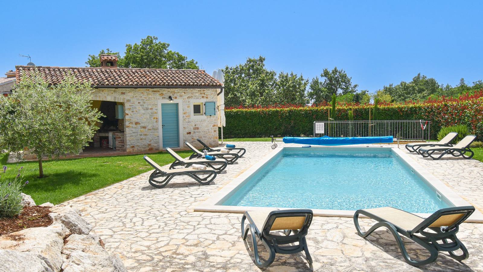Villa Azzurra by Villas Guide in Heraki, Zentralistrien