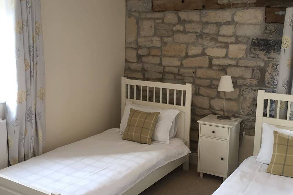 Charming Barn Cottage in the Cotswolds. Sleeps 6 with 3 bedrooms and 2 bathrooms in Winchcombe, Gloucestershire