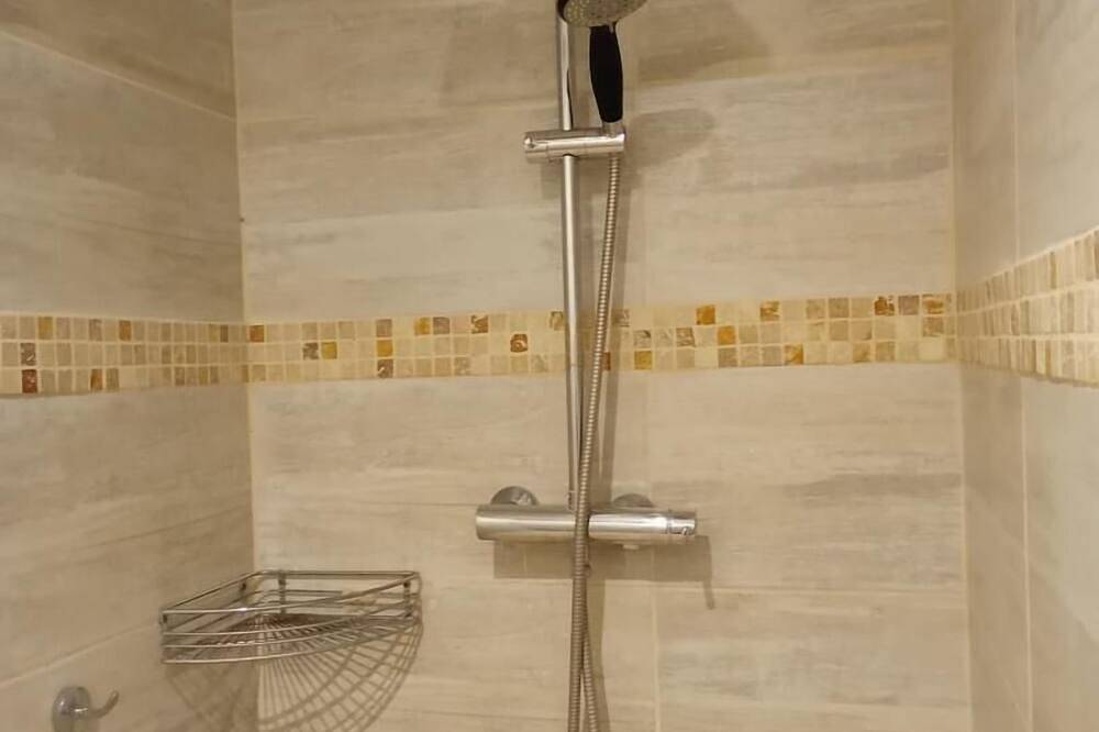 Sous Le Figuier, gîte with shared pool in Saint-Maximin-la-Sainte-Baume, Brignoles region