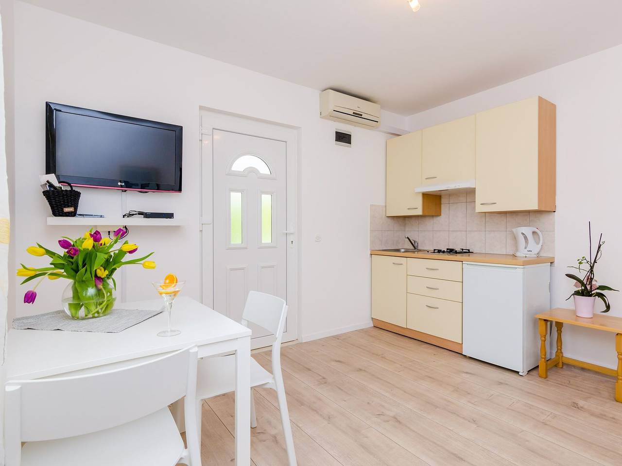 Ganze Wohnung, Color Apartments - One Bedroom Apartment with Terrace and Partial Sea View (Blue) in Mlini, Dubrovnik-Neretva