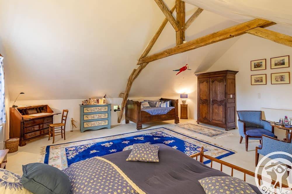 Habitación con Encanto en Prieuré Medieval: Jardines, Desayuno & Proximidad a Castillo y Bioparque in Saint-Georges-sur-Layon, Valle del Loira