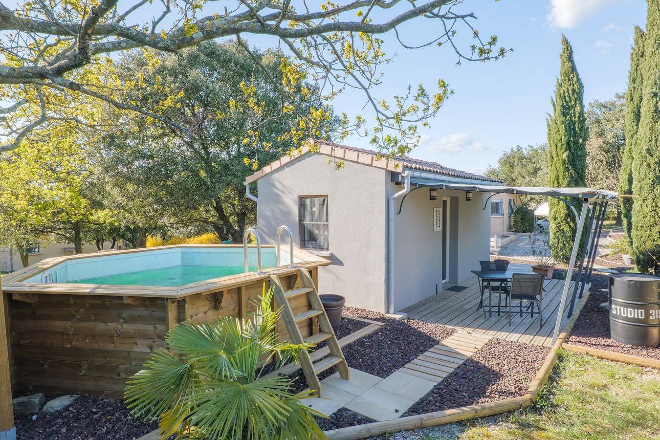 Chambre d'hôtes '315' avec vue sur la montagne, piscine privée et Wi-Fi in Villeneuve-de-Berg, Ardèche