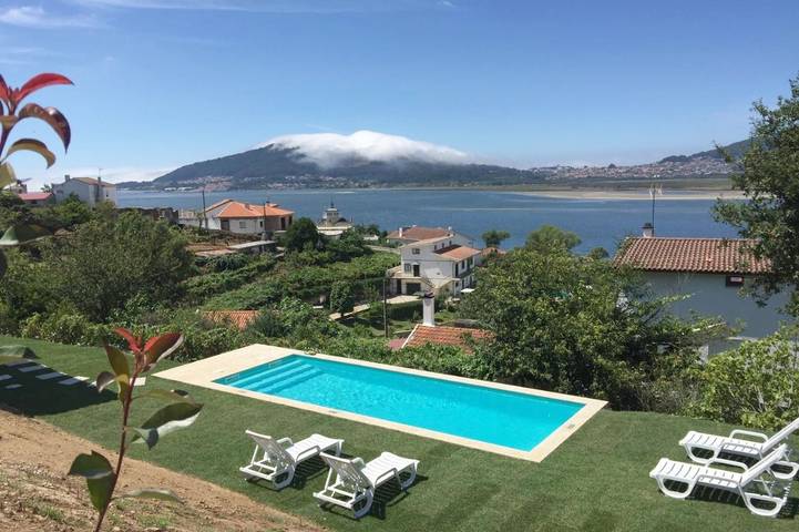 Chambre d’hôte pour 20 personnes, avec Terrasse et Jardin ainsi que Piscine et Vue sur le lac dans Caminha