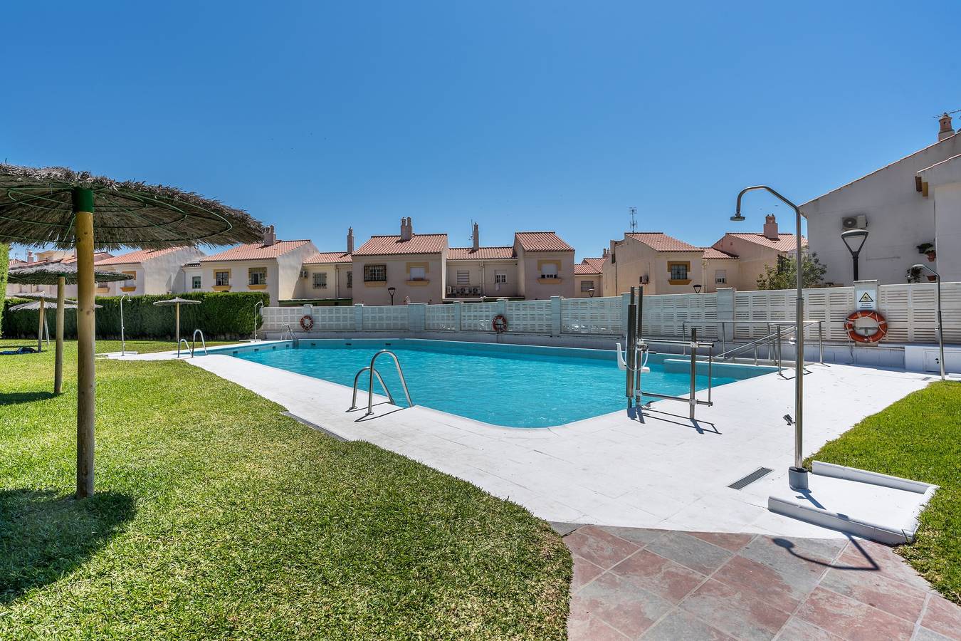 Entire apartment, 'The Beach House at Playa Salobreña' front line beach views, Pool, Garden, Terrace & Wi-Fi in Salobreña, Costa Tropical