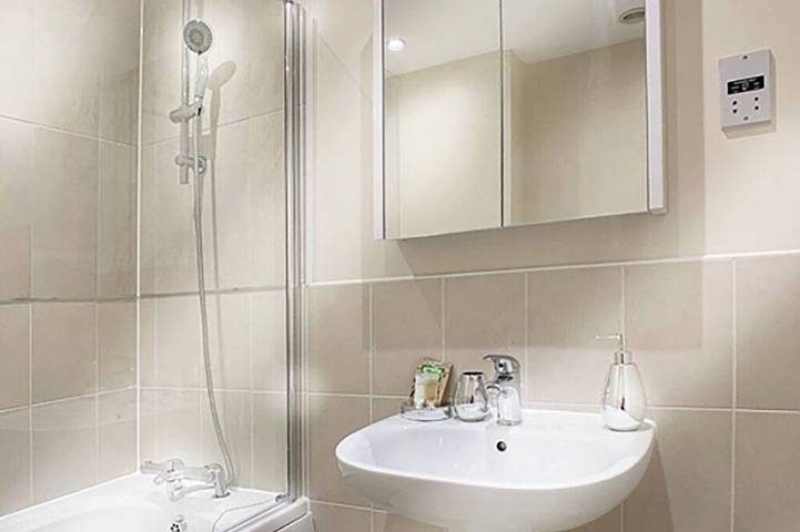 Pet-Friendly 2 Bed, 2 Bath Home | Private Garden in Wokingham, Berkshire