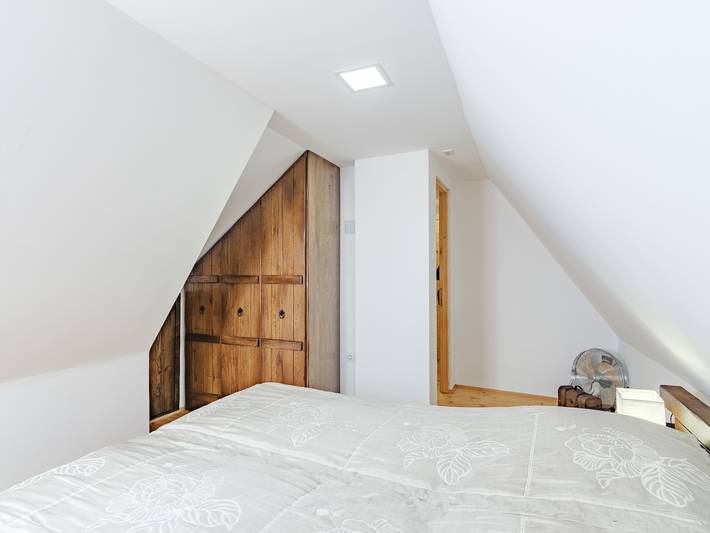 Ganze Ferienwohnung, Holzhaus ''Matej'' mit Whirlpool, Pool und Bergblick in Korenica, Lika-Senj