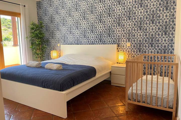 DomusIberica Casa Bonita - Klimaanlage, WLAN, privater Pool, nur ein kurzer Spaziergang zum Strand! in Praia do Burgau, Budens
