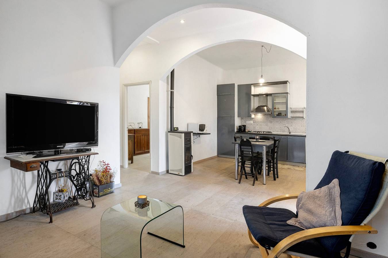 Appartamento intero, Appartamento 'Panorama Medievale' con vista sulle montagne, terrazza privata e Wi-Fi in Castelvecchio di Rocca Barbena, Riviera di Ponente
