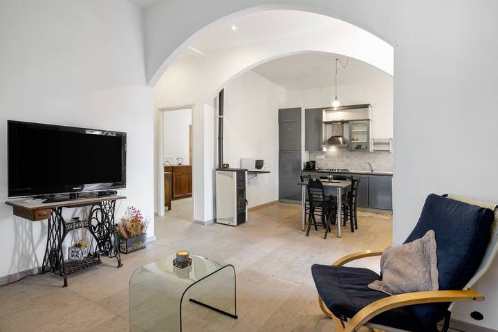 Appartamento intero, Appartamento 'Panorama Medievale' con vista sulle montagne, terrazza privata e Wi-Fi in Castelvecchio di Rocca Barbena, Riviera di Ponente