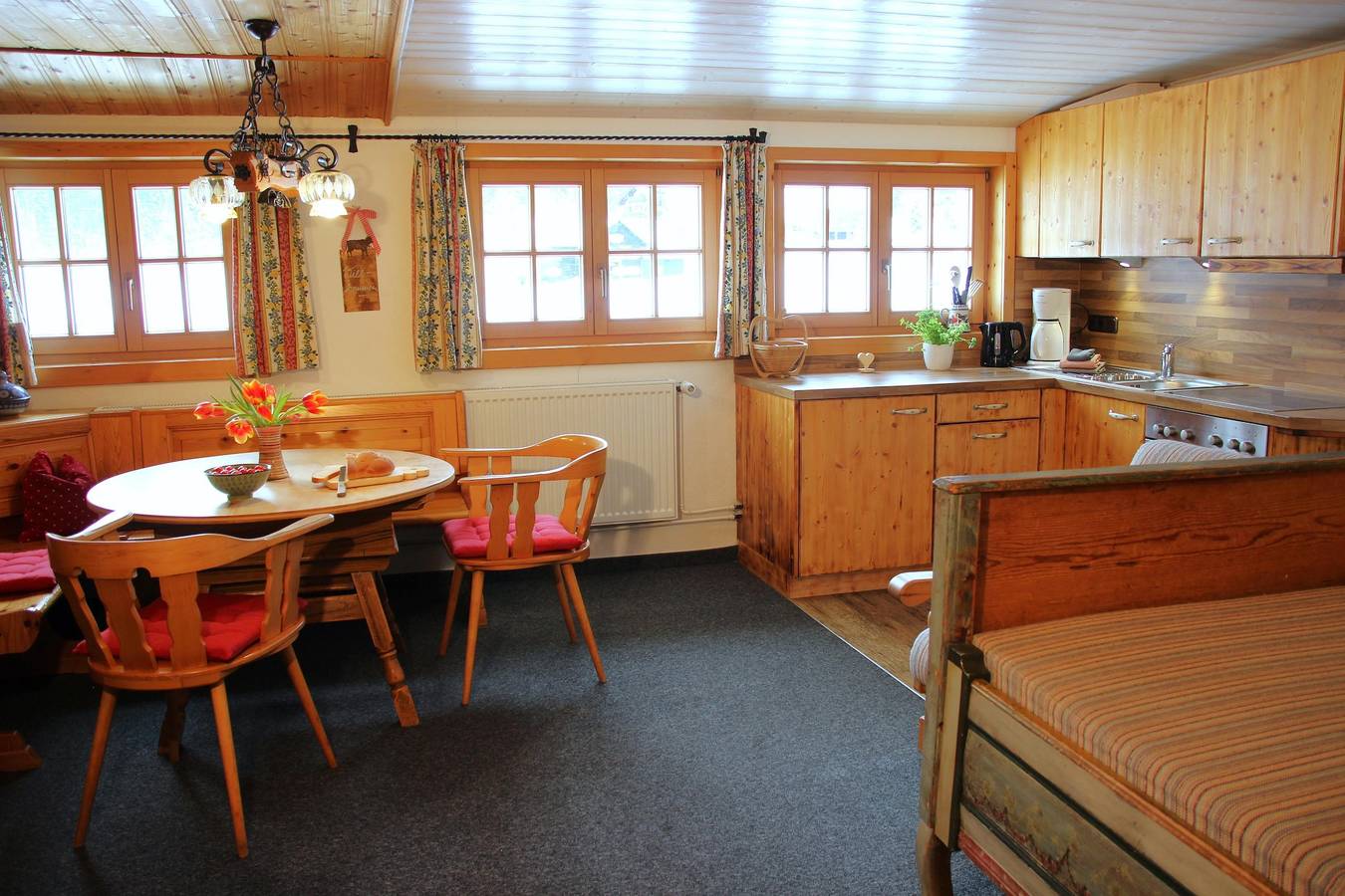 Ganze Ferienwohnung, Appartement/Fewo, Dusche, 2 Schlafräume "Ifen" in Hirschegg Kleinwalsertal, Mittelberg