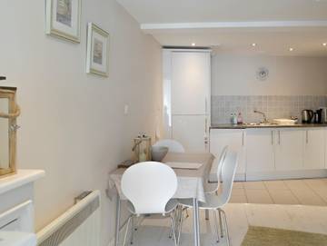 Log Cabin for 4 People in Torquay, Torbay, Photo 4