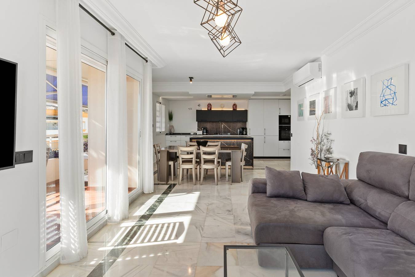 Entire apartment, Apartment 'Marbella Ático las Vistas De Laia' with Sea View, Wi-Fi and Air Conditioning in Golden Mile, Marbella