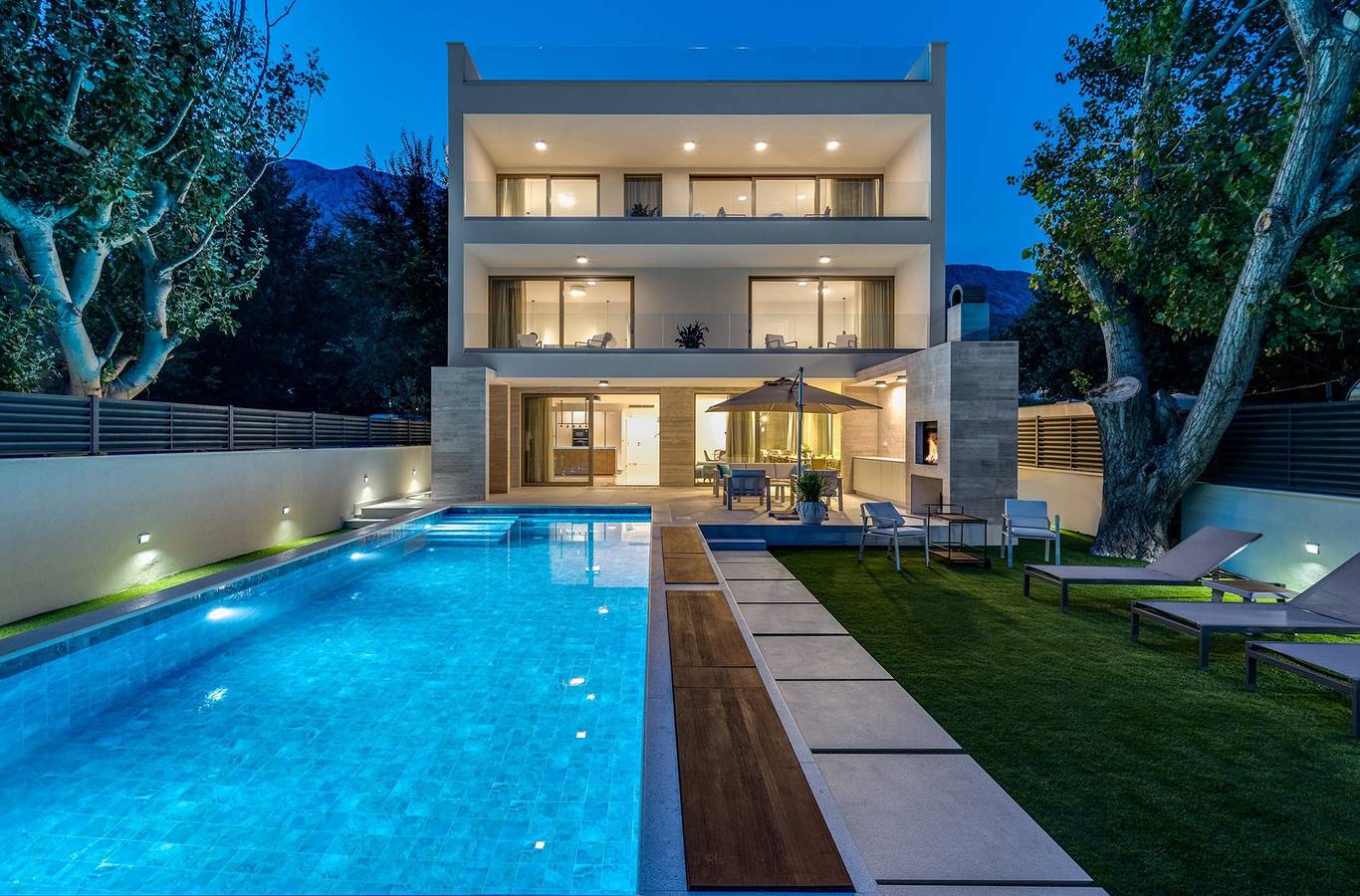 Strandvilla Erce mit privatem, 40 m2 großem, beheiztem Pool, einem Fitnessstudio, 7 Schlafzimmern mit Bad, einer Dachterrasse und 2 Wohnbereichen in Dugi Rat, Omis-Riviera