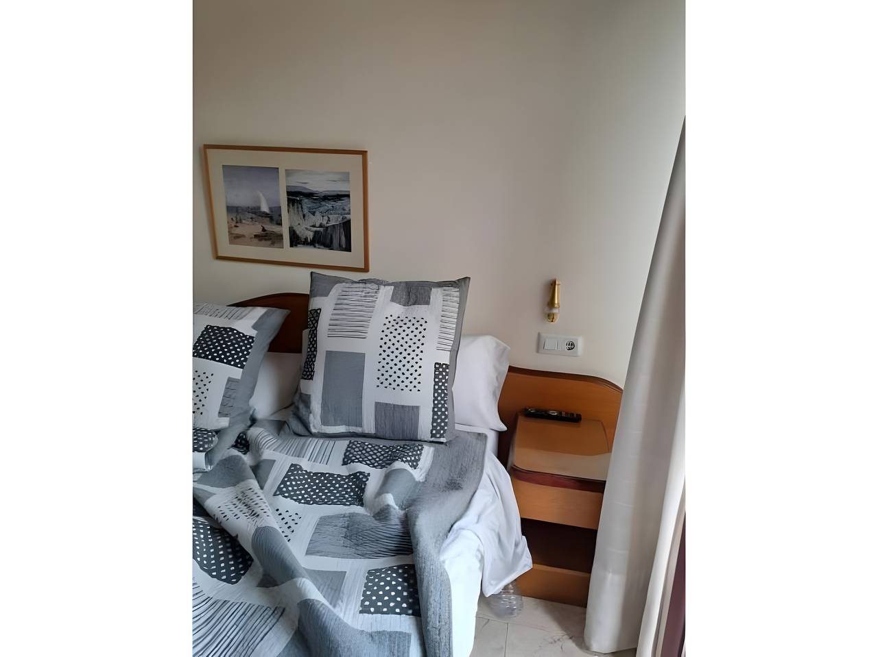 Bed and Breakfast 'Habitació Individual 1' con balcón, Wi-Fi y aire acondicionado in Figueras, Alt Empordà