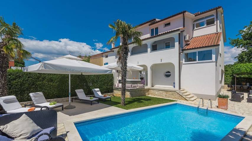 Villa pour 12 personnes, avec jardin et jacuzzi ainsi que terrasse et piscine, animaux acceptés à Selina