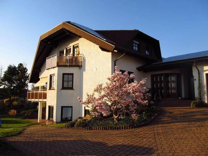 Ferienwohnung für 4 Personen, mit Balkon und Terrasse sowie Garten und Ausblick in Eppelborn